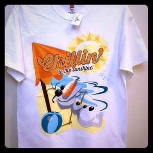 NWT: Disney Park T Shirt / Chillin in the Sunshine